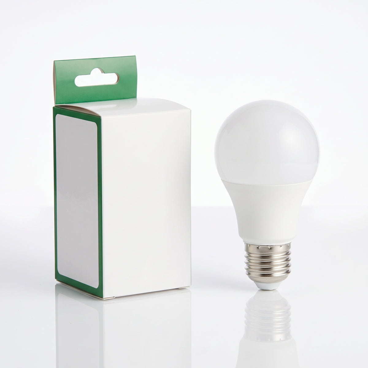 Ampolleta LED junto a su empaque