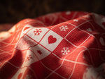 Mantel navideño rojo con corazones y copos de nieve