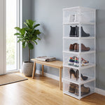Organizadores transparentes apilables con zapatos ordenados