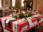 Mesa de Navidad decorada con mantel rojo y elementos festivos