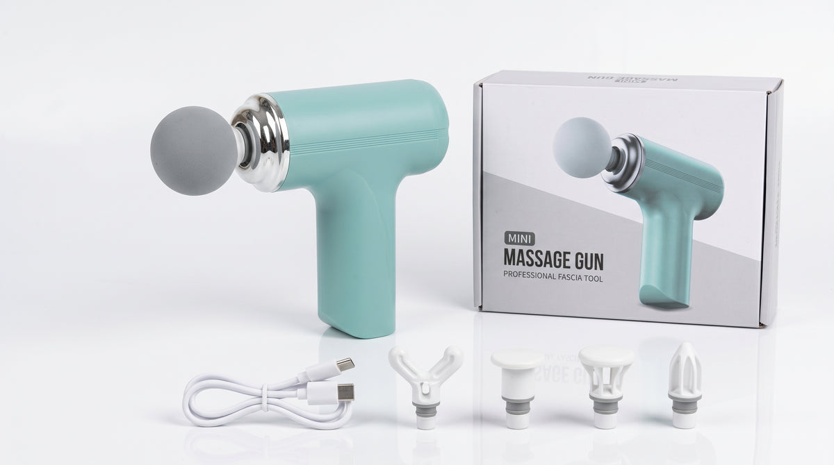 Mini pistola de masaje con cuatro cabezales, cable USB y caja
